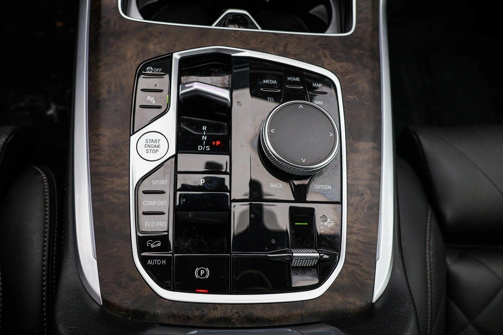 2025 BMW X7 - Image 21