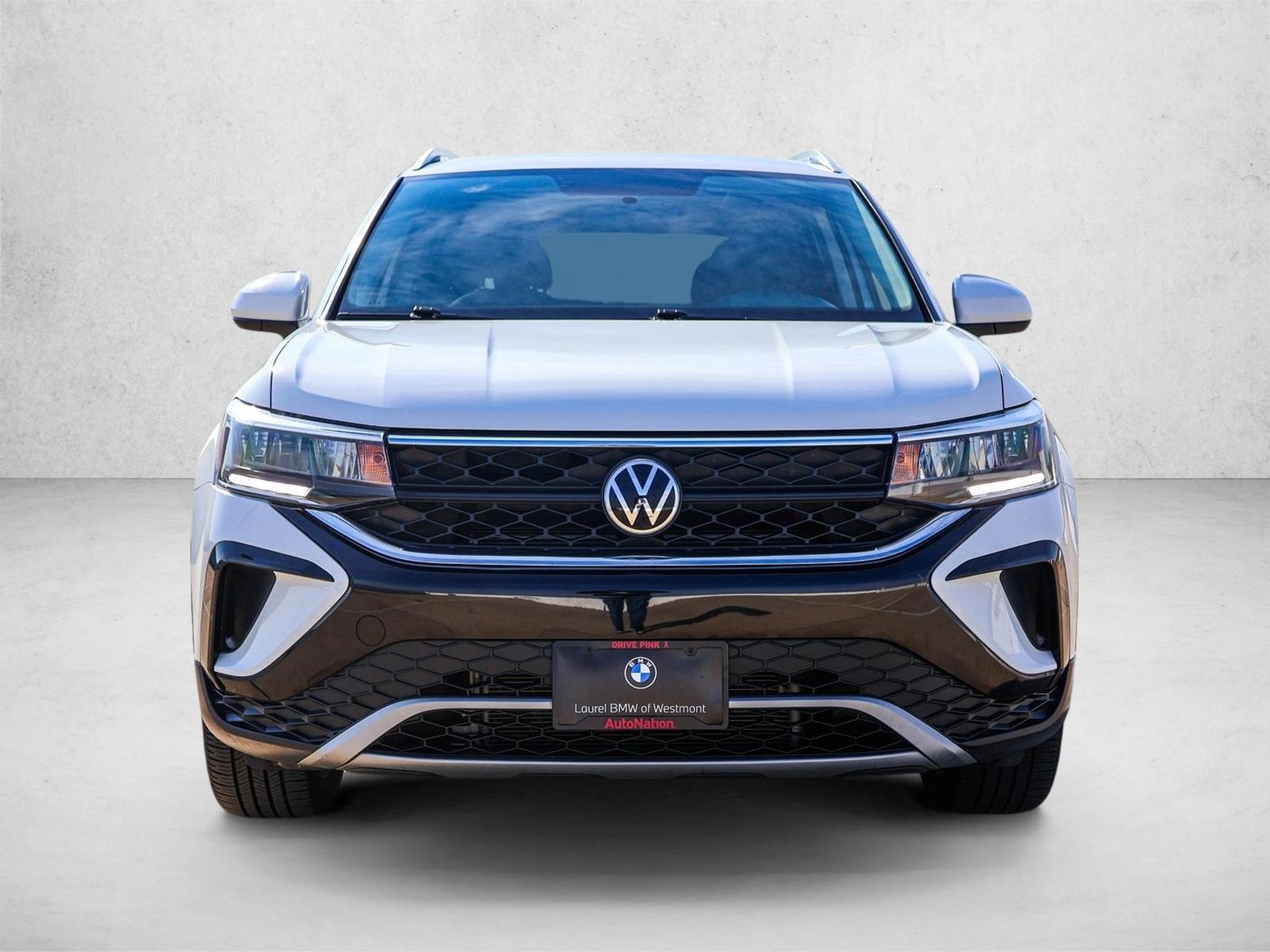 2022 Volkswagen Taos SE photo 2