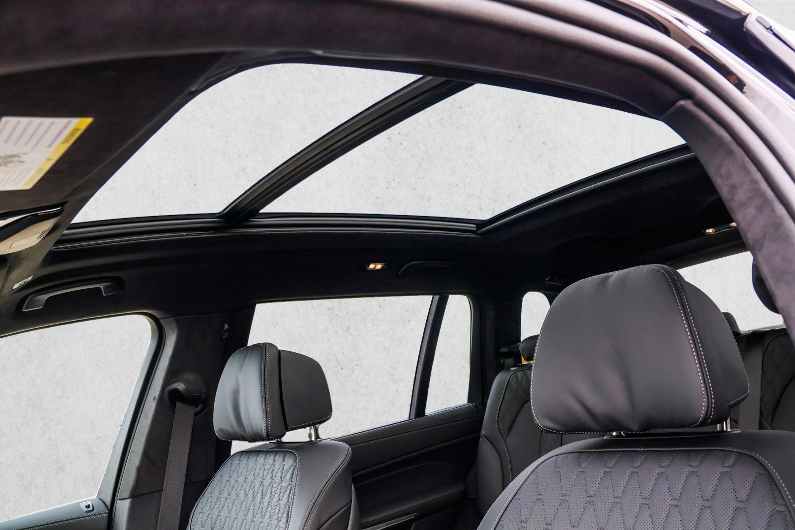 2025 BMW X7 - Image 11