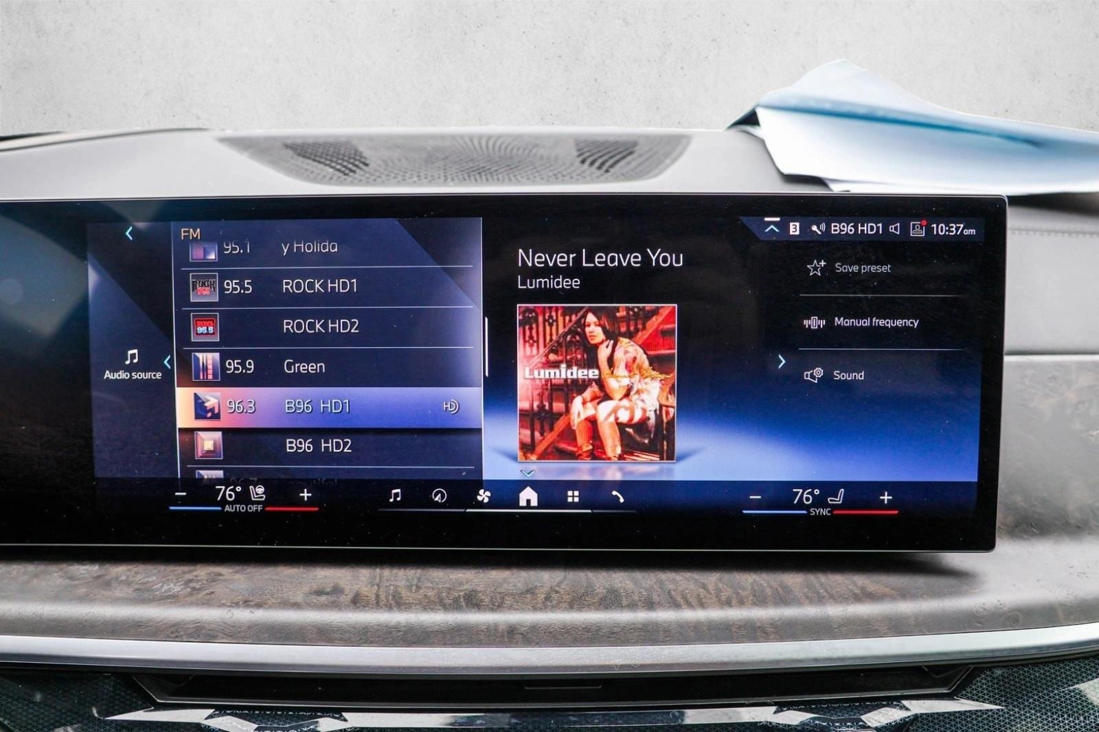 2025 BMW X7 - Image 17