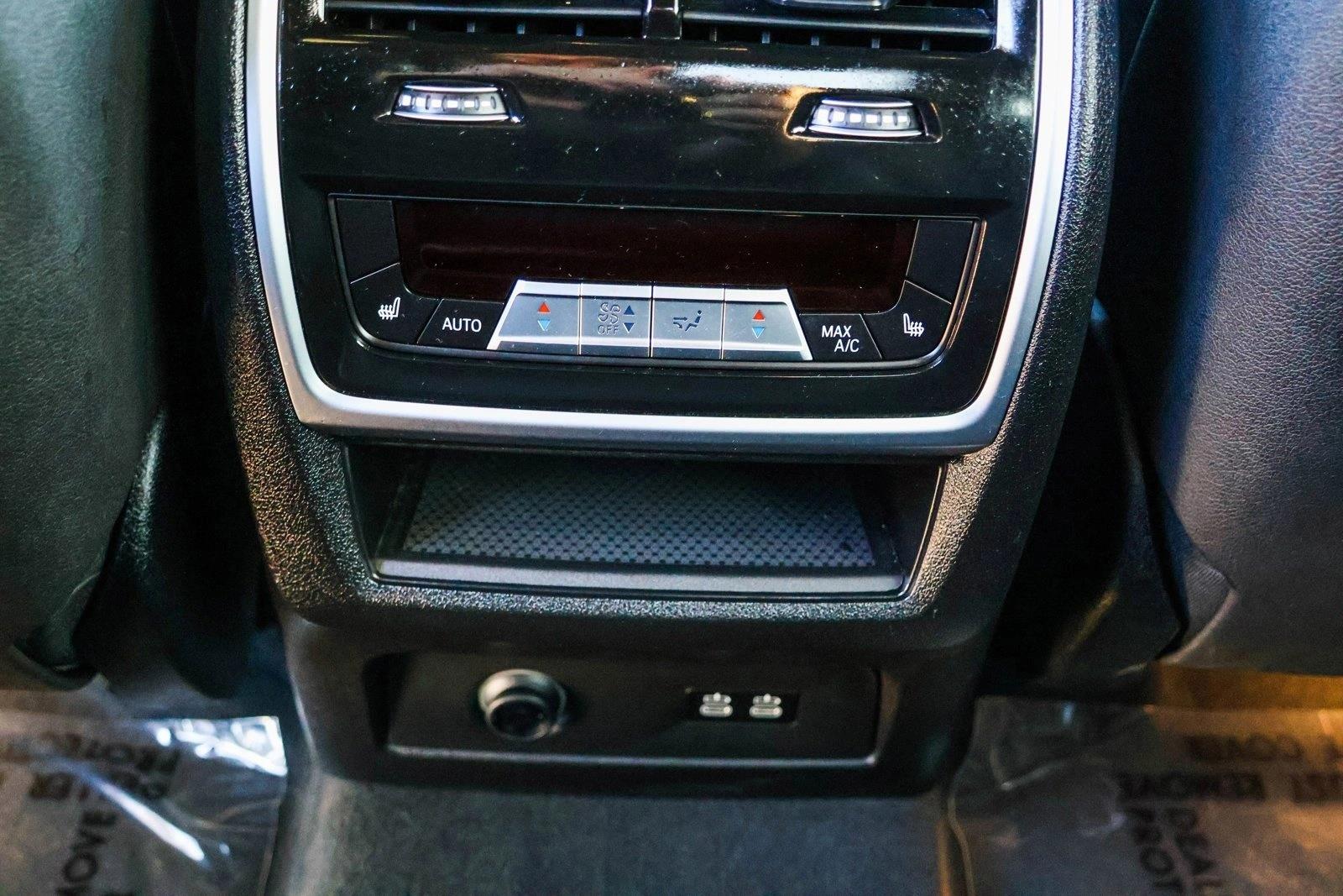 2025 BMW X7 - Image 24