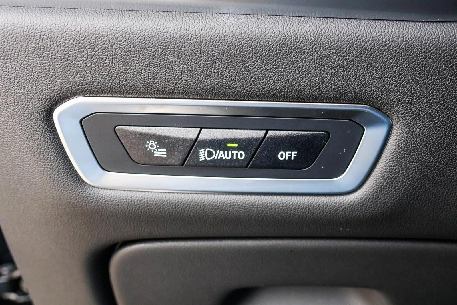 2025 BMW X7 - Image 13