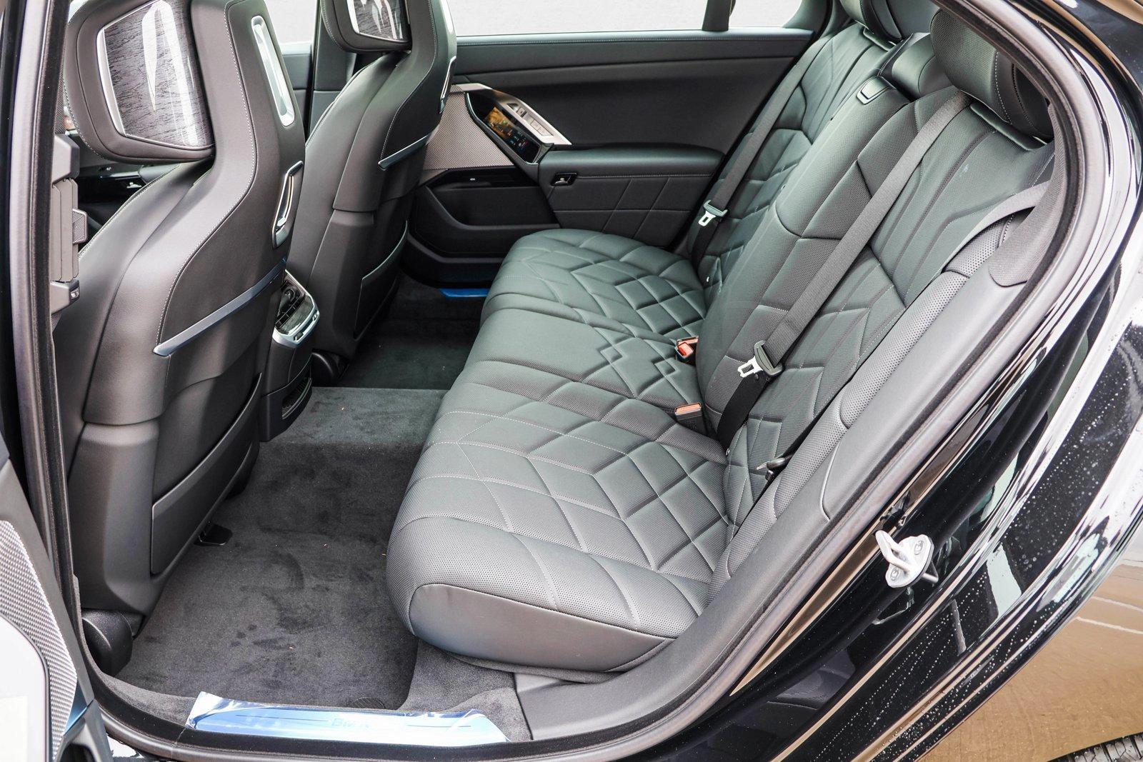 2025 BMW i7 50 - Photo 20