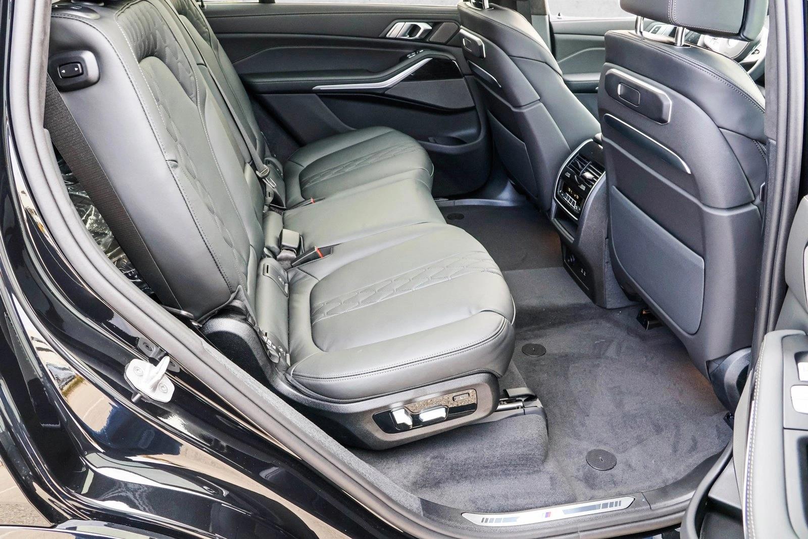 2025 BMW X7 - Image 26