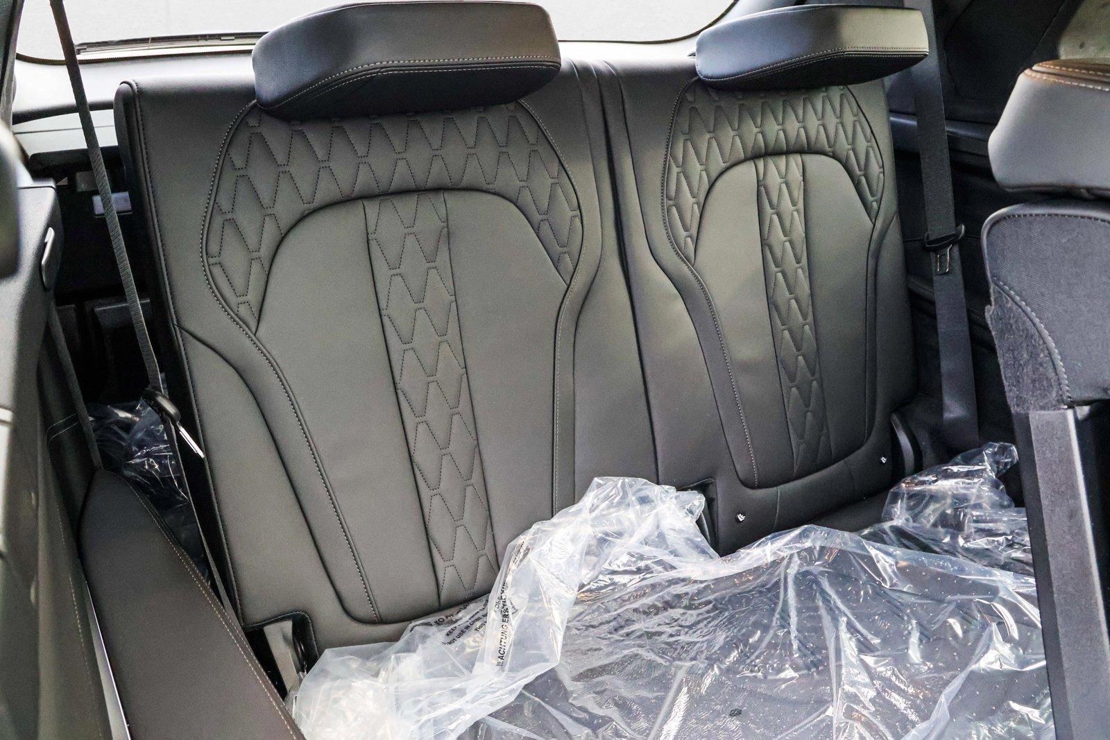 2025 BMW X7 - Image 25