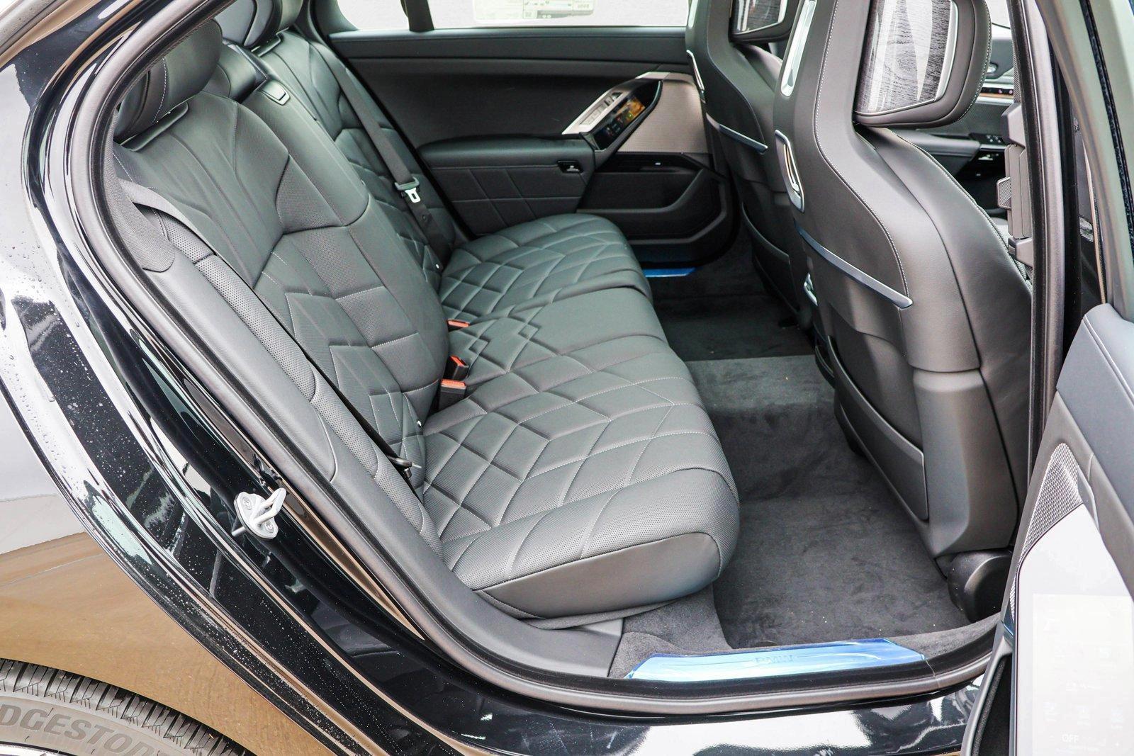 2025 BMW i7 50 - Photo 24