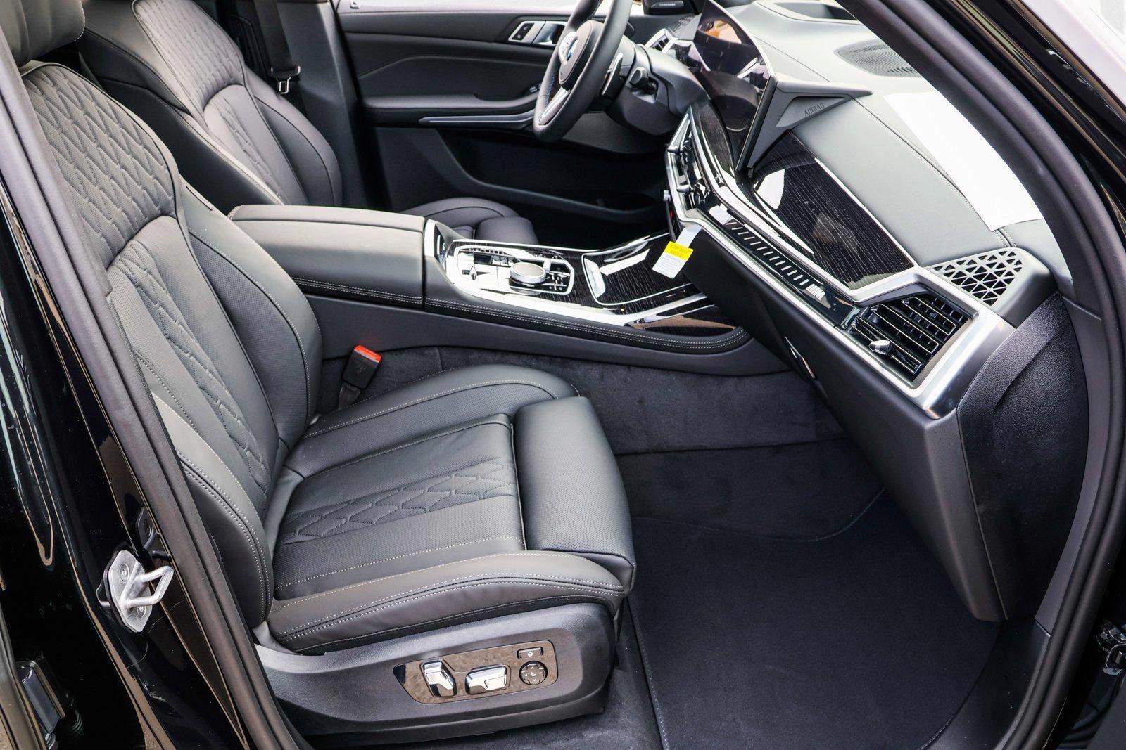 2025 BMW X7 - Image 27
