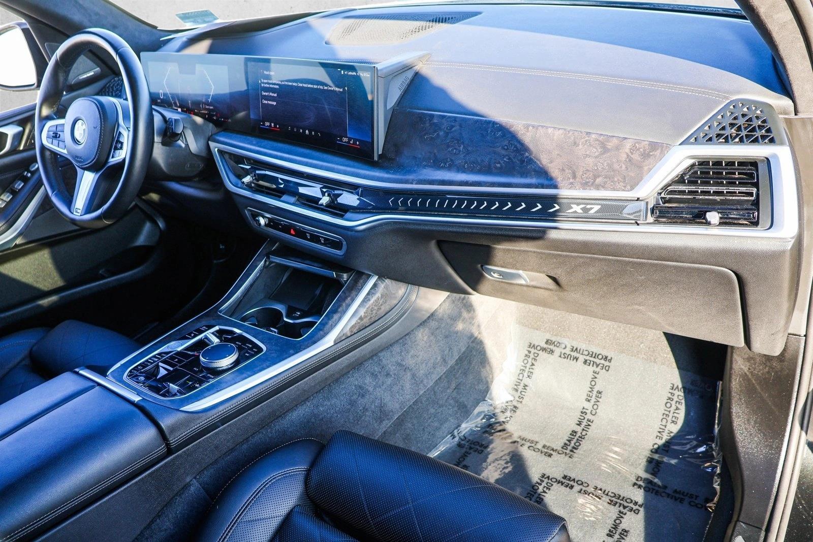 2025 BMW X7 - Image 28