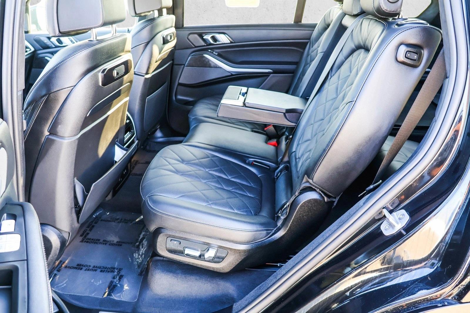 2025 BMW X7 - Image 22