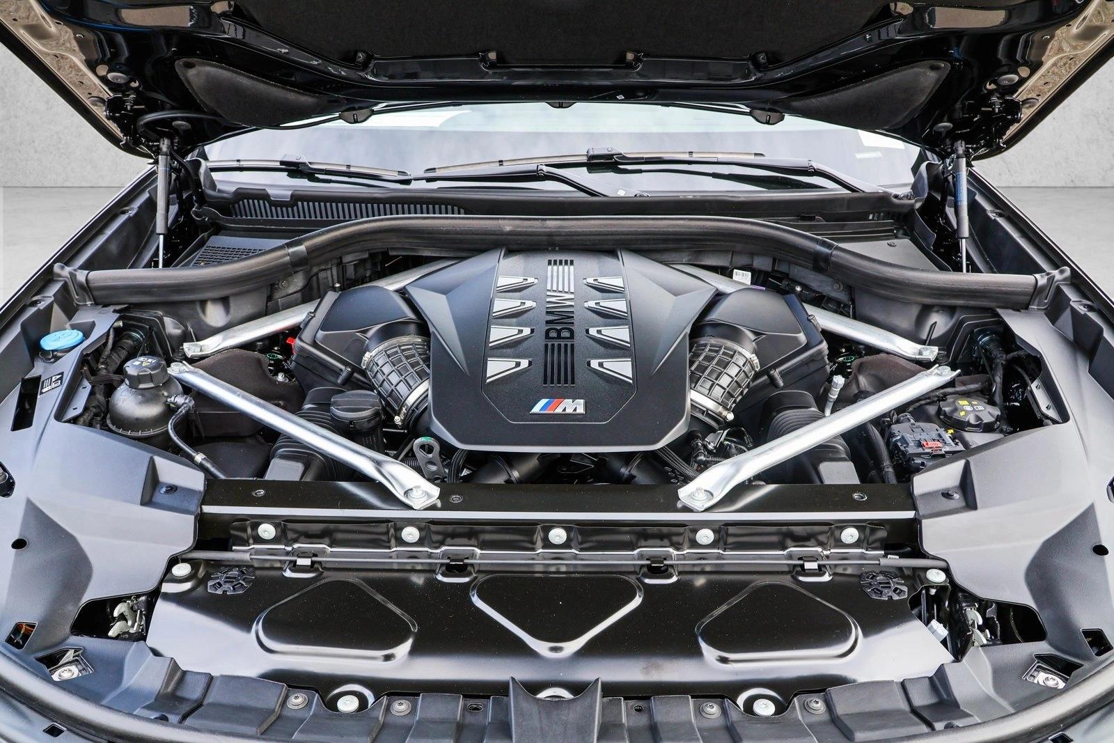 2025 BMW X7 - Image 28