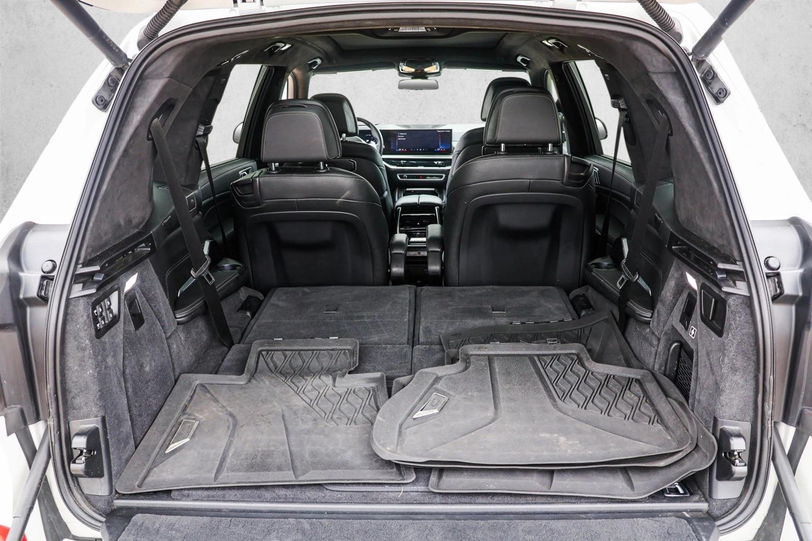 2025 BMW X7 - Image 24