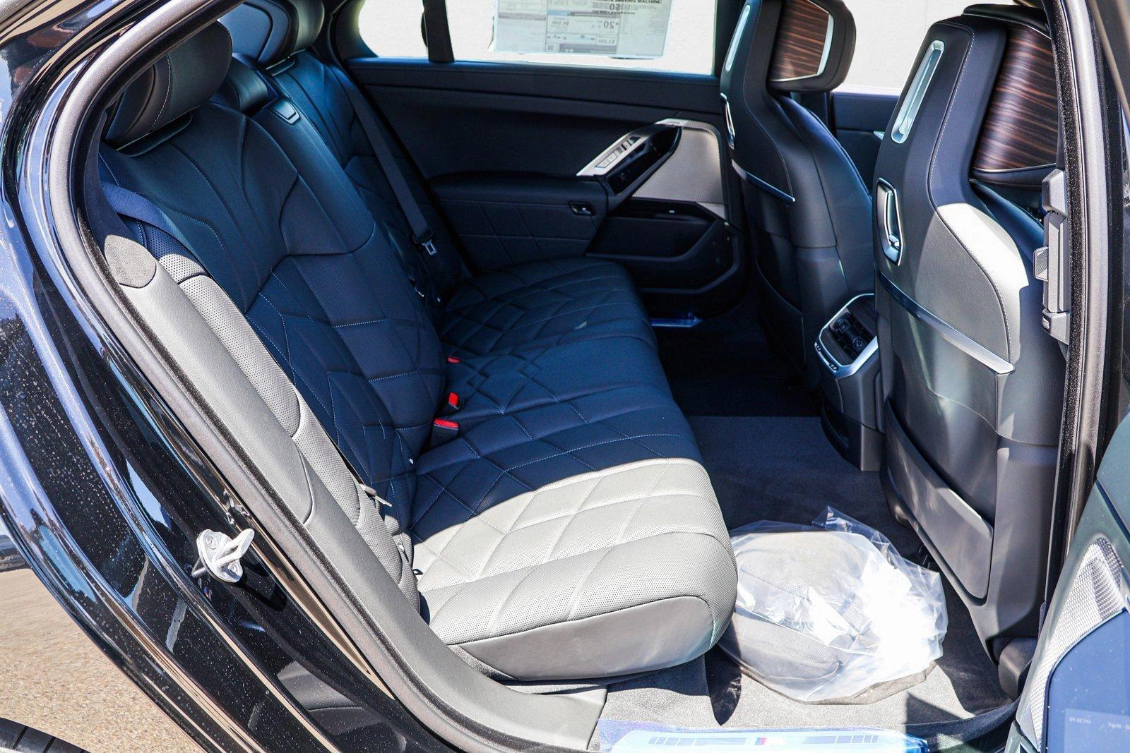 2025 BMW 7 Series 760i - Photo 24