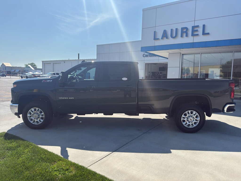 2025 Chevrolet Silverado 3500HD LT photo 2