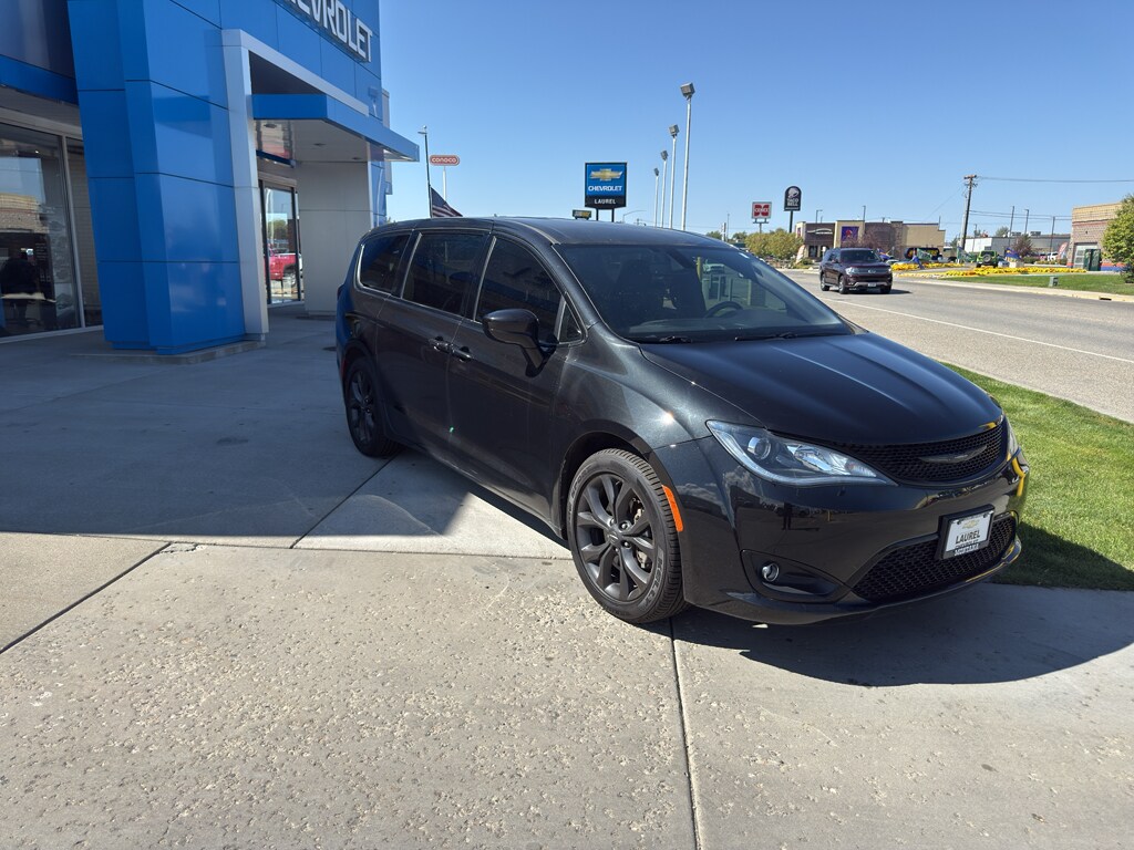 2020 Chrysler Pacifica Touring photo 2
