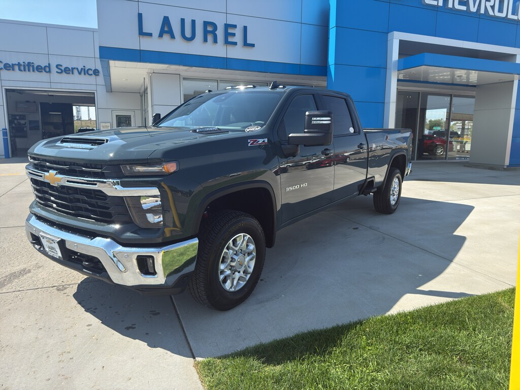 2025 Chevrolet Silverado 3500HD LT photo 3
