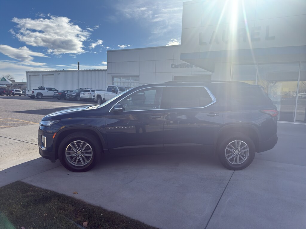 2022 Chevrolet Traverse Leather photo 2