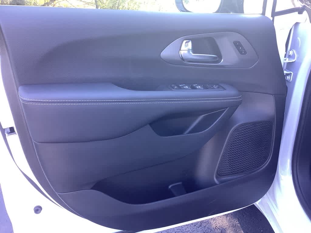 2026 Chrysler Pacifica Select - Photo 16