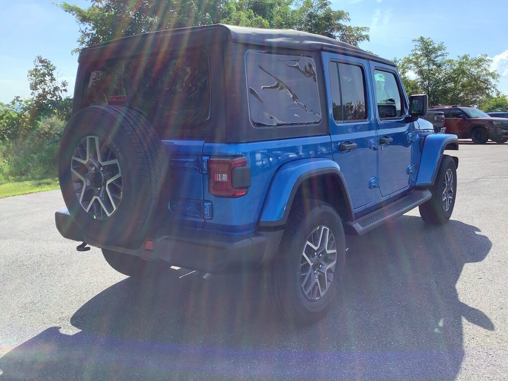 2025 Jeep Wrangler Sahara photo 2