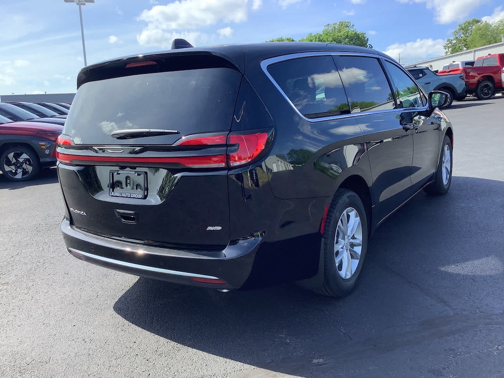 New 2027 Chrysler Pacifica Select Passenger Van