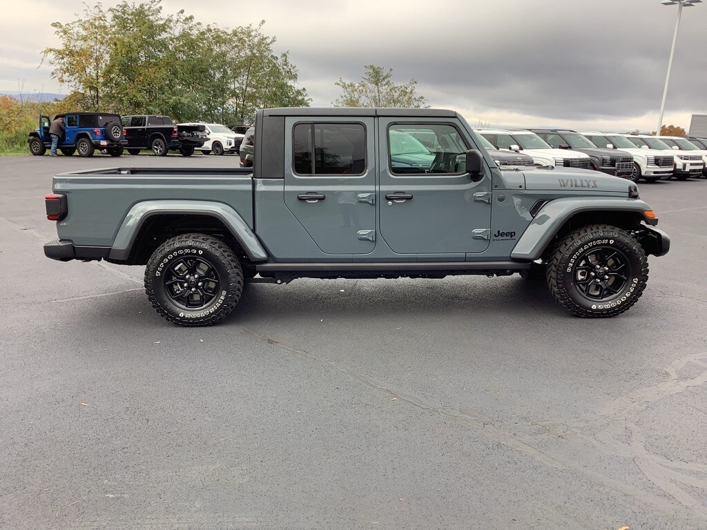 2025 Jeep Gladiator Willys photo 2