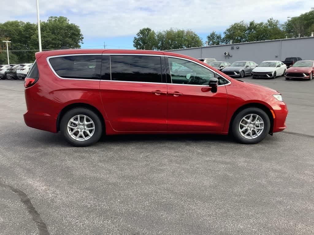 New 2026 Chrysler Pacifica Select Passenger Van