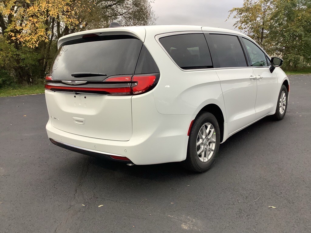 2026 Chrysler Pacifica photo 2