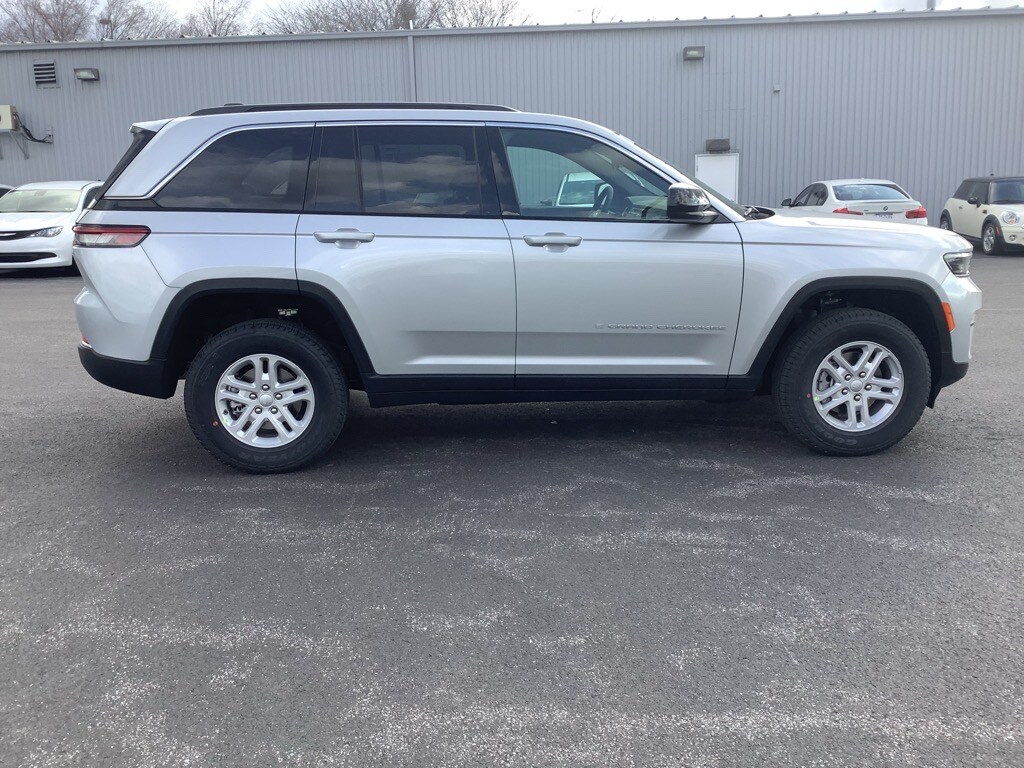 2025 Jeep Grand Cherokee Laredo photo 2