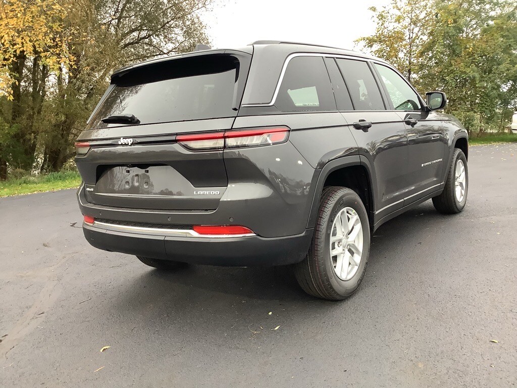 2025 Jeep Grand Cherokee Laredo photo 3