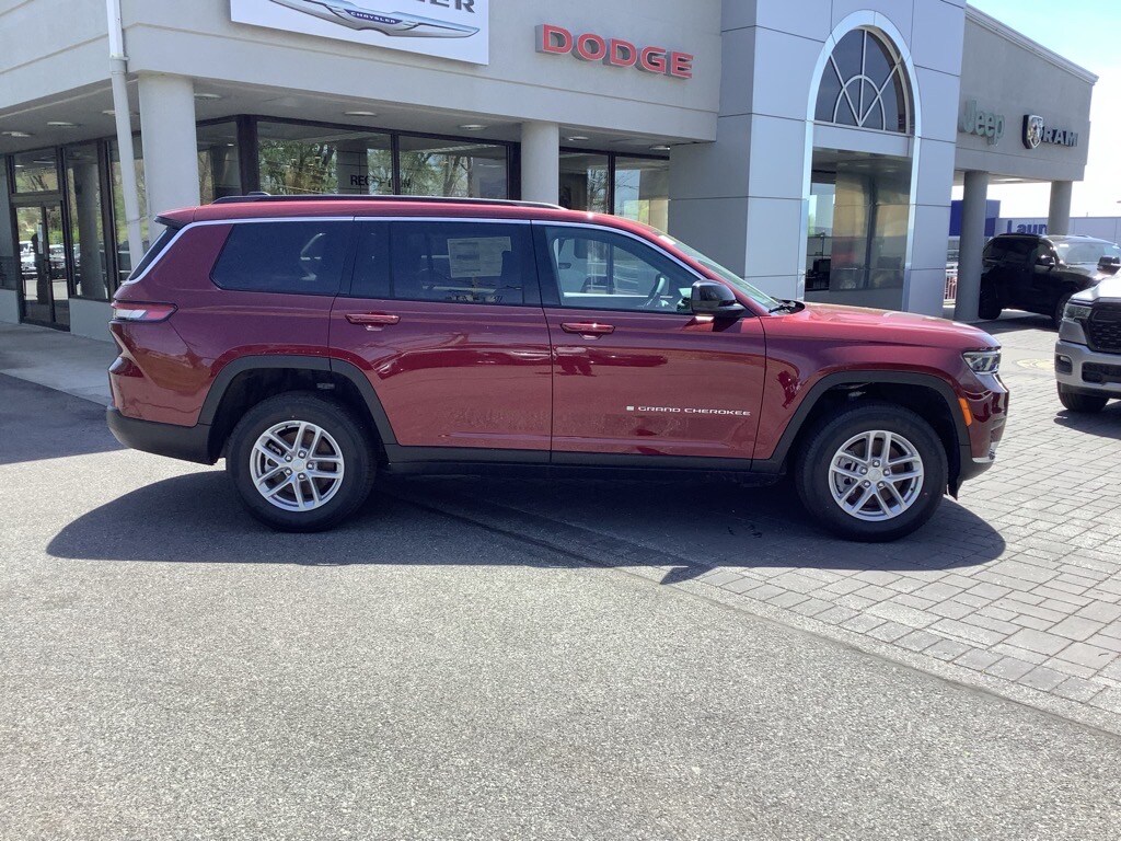 2025 Jeep Grand Cherokee Laredo photo 2