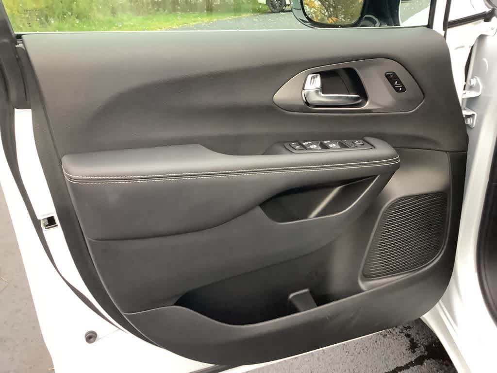 2026 Chrysler Pacifica Select - Photo 16