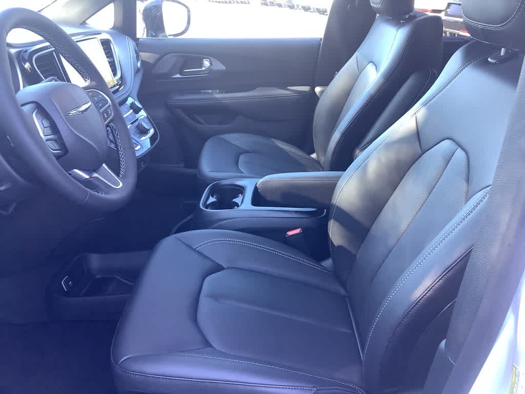 2026 Chrysler Pacifica Select - Photo 15