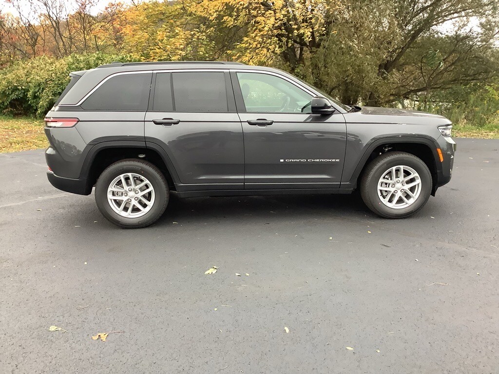 2025 Jeep Grand Cherokee Laredo photo 2