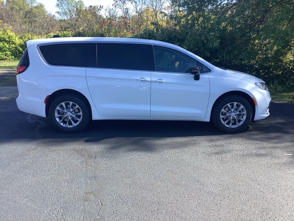 2026 Chrysler Pacifica photo 2