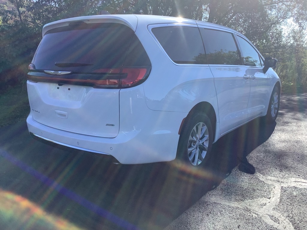 New 2026 Chrysler Pacifica SELECT AWD Passenger Van