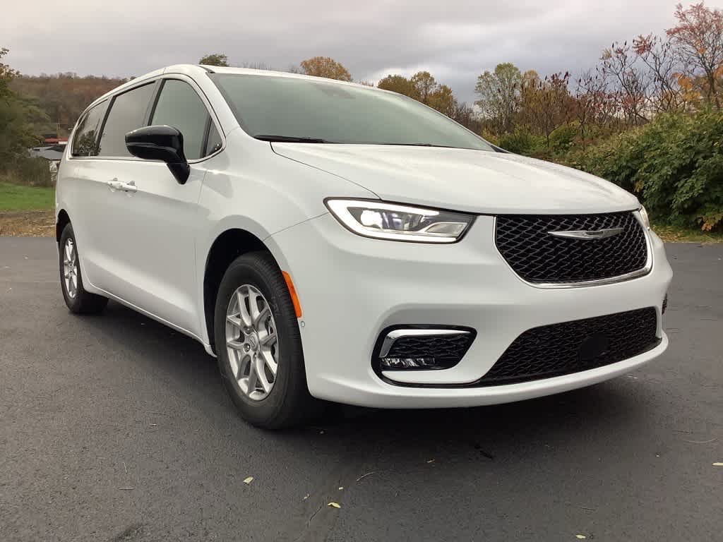 2026 Chrysler Pacifica Select's photo