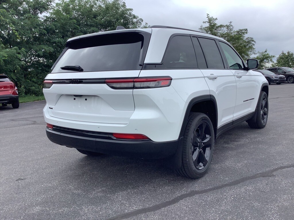 2025 Jeep Grand Cherokee Altitude photo 2