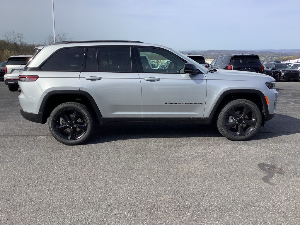 2025 Jeep Grand Cherokee Limited photo 2