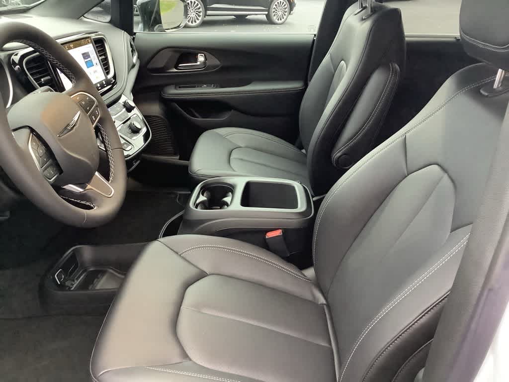 2026 Chrysler Pacifica Select - Photo 15