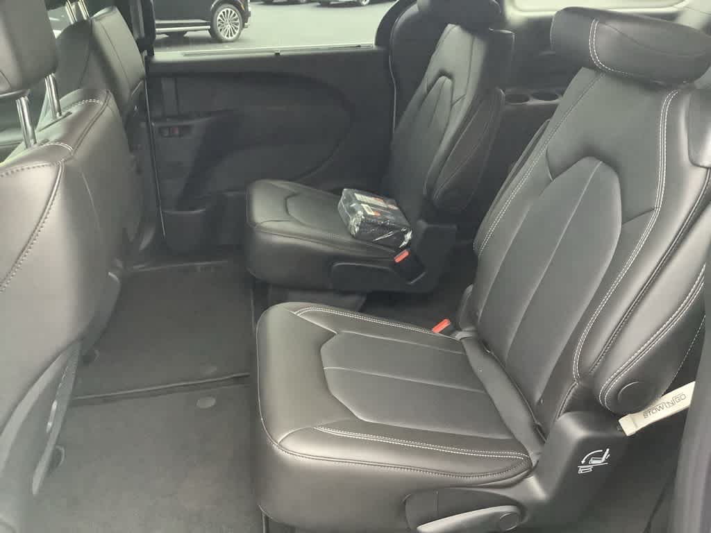 2026 Chrysler Pacifica Select - Photo 14