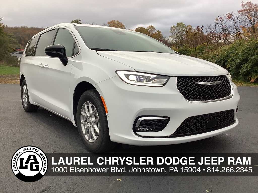 2026 Chrysler Pacifica Select's photo