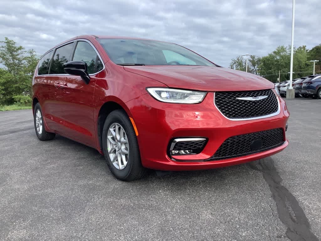 2026 Chrysler Pacifica Select's photo