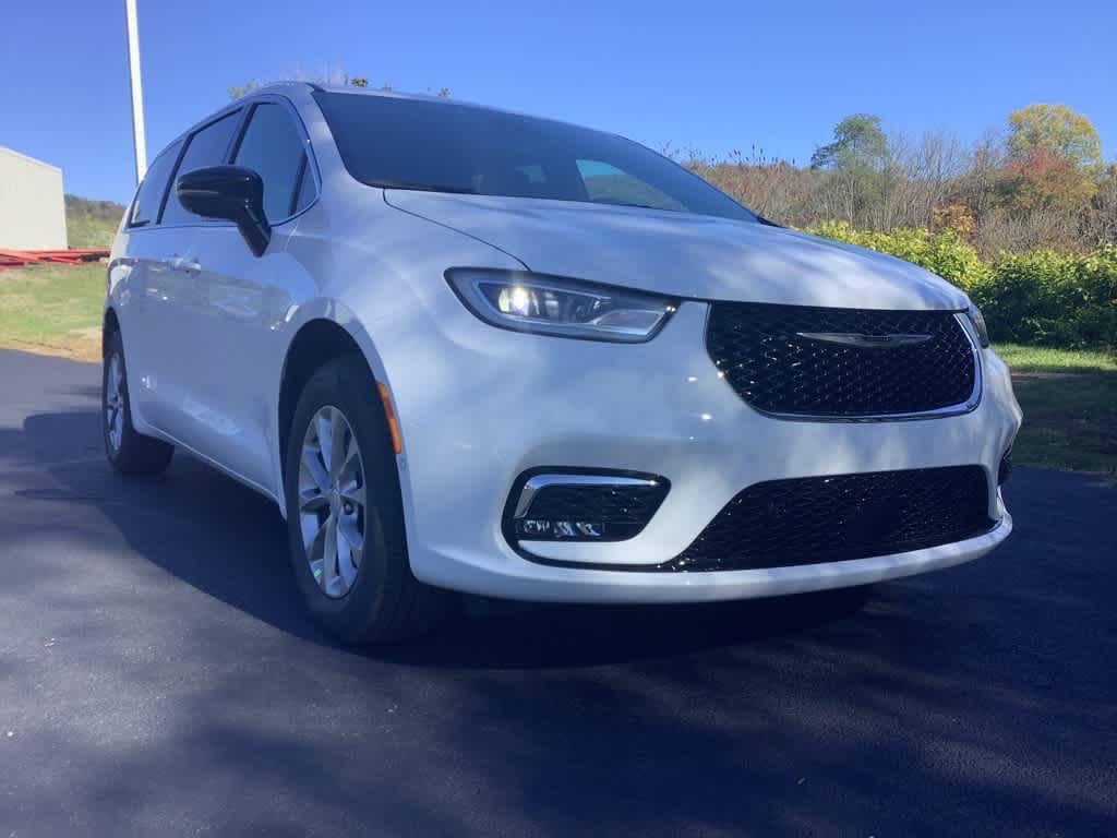 2026 Chrysler Pacifica Select AWD's photo