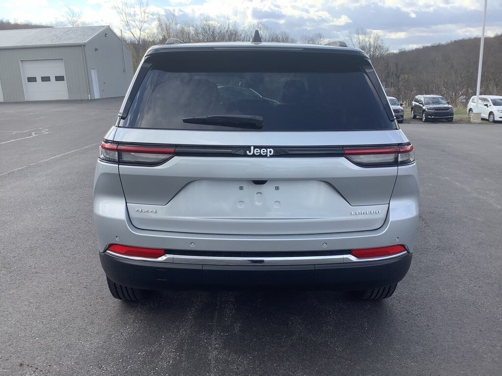 2025 Jeep Grand Cherokee Laredo photo 3