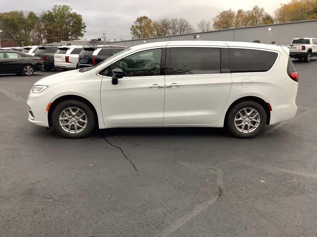 2026 Chrysler Pacifica Select - Photo 8