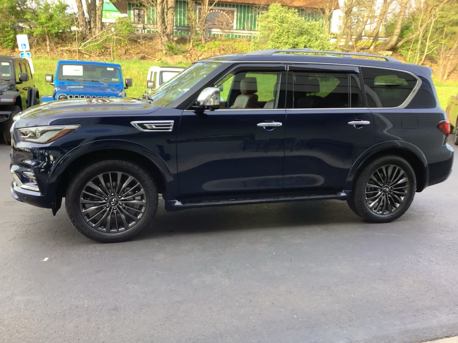 2023 INFINITI QX80 Sensory 4WD - Photo 7