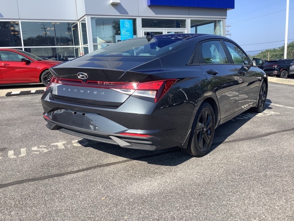 2023 Hyundai Elantra SEL photo 3