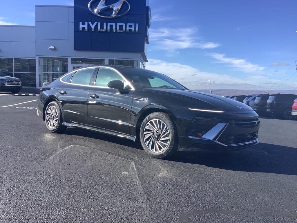 2025 Hyundai Sonata Hybrid Sedan 