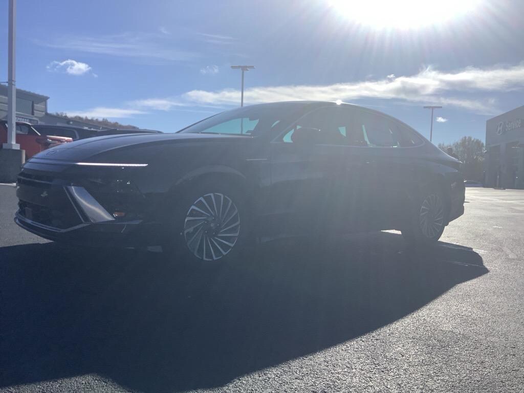 New 2025 Hyundai Sonata Hybrid SEL Sedan