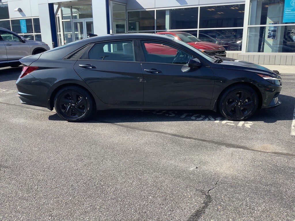 2023 Hyundai Elantra SEL photo 2