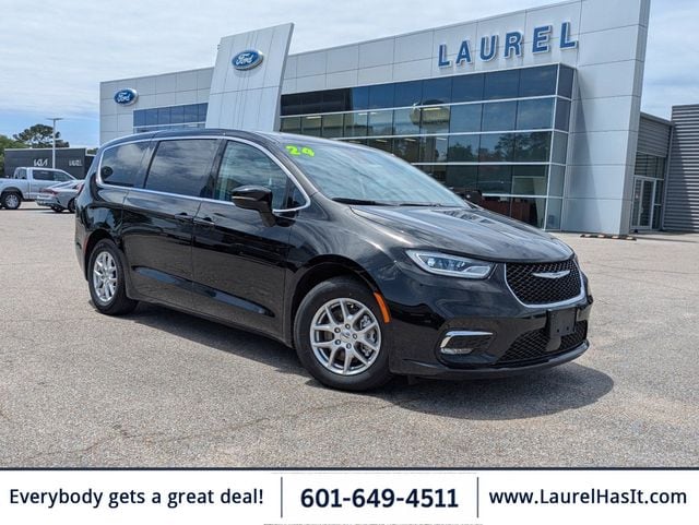 2024 Chrysler Pacifica Touring L's photo